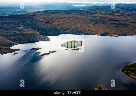 Vue aérienne de Lough Doon entre Ardara et Portnoo qui est célèbre pour le fort médiéval - comté de Donegal - Irlande. Banque D'Images