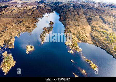 Vue aérienne de Lough Doon entre Ardara et Portnoo qui est célèbre pour le fort médiéval - comté de Donegal - Irlande. Banque D'Images