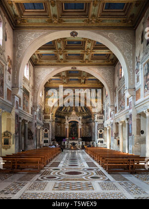 Rome. L'Italie. Vue de l'intérieur de la Basilique Santa Prassede all'Esquilino, (St Praxedes), 9e siècle. Banque D'Images