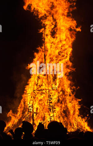 Feu de Pâques dans Blankenese (Hambourg, Allemagne). Les feux de Pâques ont été une tradition en Blankenese pendant des siècles le Samedi Saint Banque D'Images