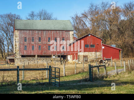 Typique d'un milieu rural de la Pennsylvanie grange construite en pierre et en bois. Red Barn peint Banque D'Images