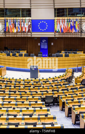 Vue rapprochée sur le bureau du président dans l'hémicycle, l'hémicycle du Parlement européen à Bruxelles, Belgique. Banque D'Images