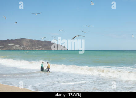Les pêcheurs sur la plage de Khor Fakkan, Khor Fakkan, Emirats Arabes Unis Banque D'Images