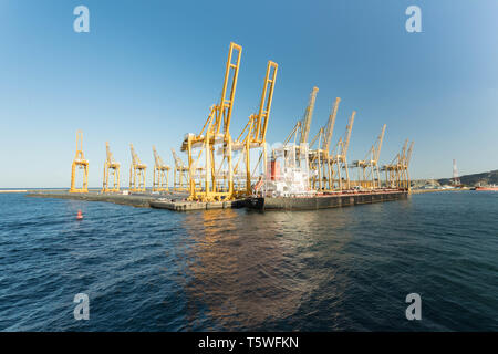 Khor Fakkan Container Terminal, Khor Fakkan, Emirats Arabes Unis Banque D'Images