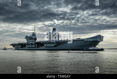 Britains, porte-avions HMS Queen Elizabeth retour à Portsmouth à partir de l'exercice 2018, Westlant18. Banque D'Images
