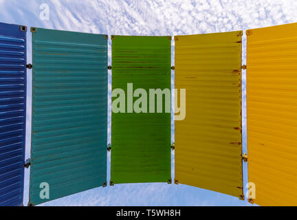 Une série de panneaux colorés contre le ciel bleu avec des nuages blancs, Fremantle, Australie occidentale Banque D'Images
