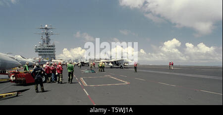 1er novembre 1993 opération Continuer espoir. Le pont de vol du porte-avions de la Marine américaine USS Abraham Lincoln dans l'océan Indien, à 50 miles de Mogadiscio, Somalie. Un F/A-18 Hornet est sur le point de départir de la catapulte n°2 sur le pont de 4.5 acres. Banque D'Images