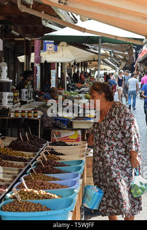 Athènes, Grèce - 29 août 2018 : stand avec olives fraîches pour la vente au marché de fermiers. Banque D'Images