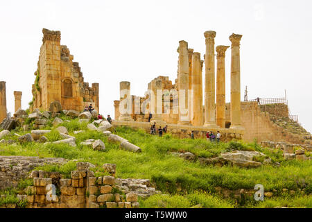 Vue sur le Temple de Zeus et les touristes, le site archéologique de Jerash, en Jordanie. Banque D'Images