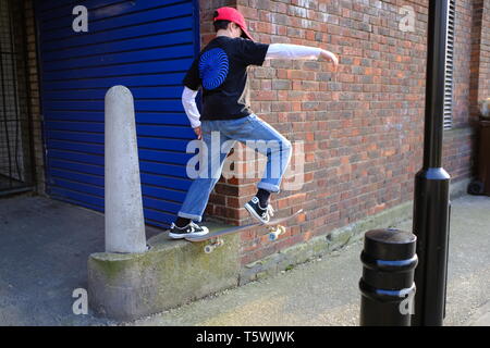 Garçon de dix ans la planche à roulettes à Hackney, Londres Banque D'Images