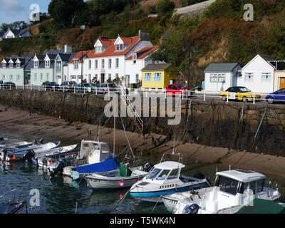 Les bateaux de pêche amarré jusqu'à Rozel Bay Harbour sur l'île de Jersey, Îles britanniques, Royaume-Uni. Banque D'Images