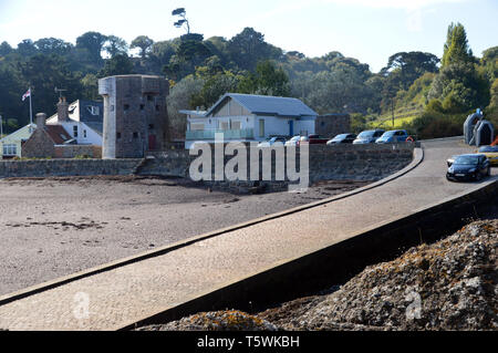 Cale au milieu de St Catherine's Bay sur l'île de Jersey, Îles britanniques, Royaume-Uni. Banque D'Images