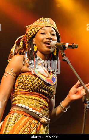 Musicien malien, Fatoumata Diawara se produiront au Festival Womad, Charlton Park, Royaume-Uni, le 27 juillet 2014. Banque D'Images