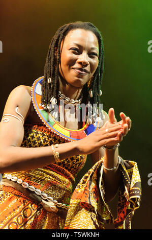 Musicien malien, Fatoumata Diawara se produiront au Festival Womad, Charlton Park, Royaume-Uni, le 27 juillet 2014. Banque D'Images