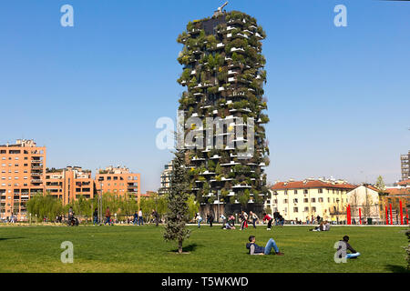 Milan, Italie - 31 mars 2019. Les gens attendent dans une journée de printemps dans le quartier de Porta Nuova, le parc Bosco Verticale tour résidentielle (conçu par Boeri Studio) Banque D'Images