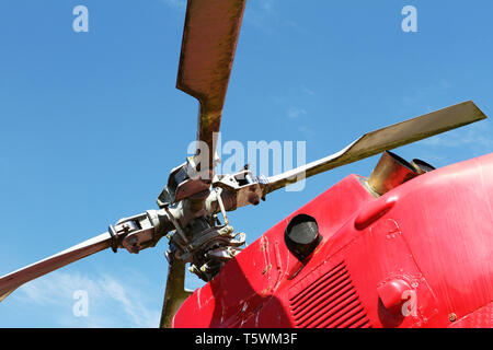 Hélicoptère d'air ambulance rouge isolé sur fond de ciel bleu. Détail de l'hélicoptère. Cornwall, UK Banque D'Images