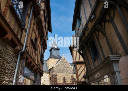 Bâtiments à colombages de chaque côté d'une ruelle de la ville de Malestroit, Morbihan, Bretagne, France Banque D'Images