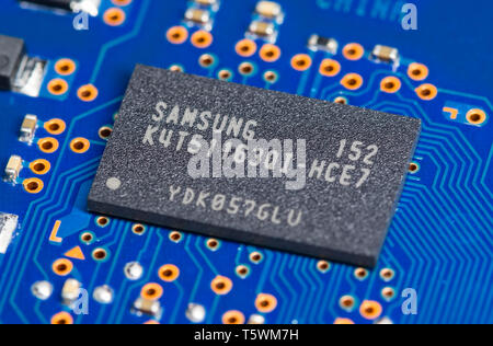 Mémoire SDRAM DDR2 Samsung Chip dans un paquet AJBF monté sur un circuit imprimé pour un disque dur. Banque D'Images