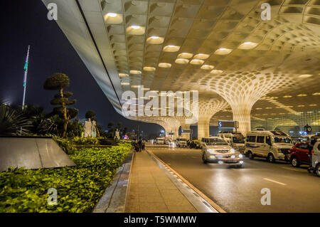 Beaux extérieurs de l'aéroport international de Mumbai pendant la nuit a également appelé l'aéroport international de Chhatrapati Shivaji Banque D'Images