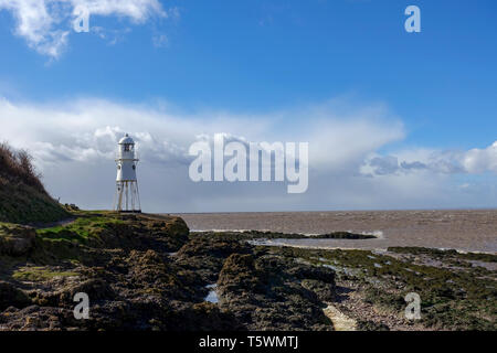 Nore noir phare sur le canal de Bristol à Portishead, Somerset, Royaume-Uni. Aujourd'hui désaffecté du phare est toujours un point de repère populaire pour les marcheurs. Banque D'Images