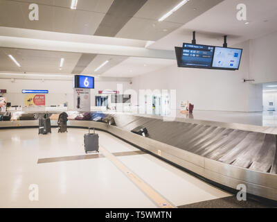 Zone de ramassage des bagages à l'Aéroport International de Taoyuan avec plusieurs sacs et bagages non réclamés Banque D'Images