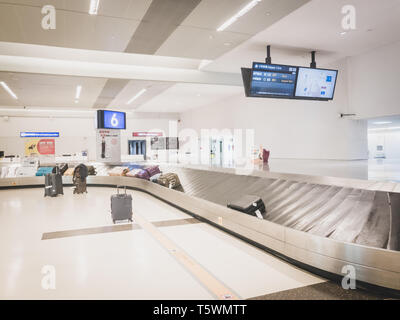 Zone de ramassage des bagages à l'Aéroport International de Taoyuan avec plusieurs sacs et bagages non réclamés Banque D'Images