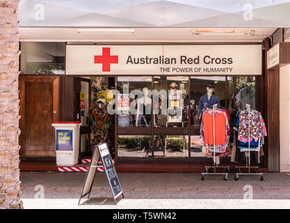 Darwin Australie - 22 Février 2019 : Boutique de produits dérivés de la Croix Rouge Australienne affiche au centre-ville de vêtements et d'autres trucs dans la fenêtre. Banque D'Images