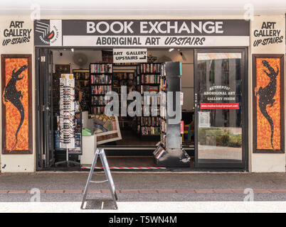 Darwin Australie - 22 Février 2019 : l'échange de livres, book and art store sur le centre commercial du centre-ville. Entrée façade ouverte avec des livres sur l'écran. Gallery Banque D'Images