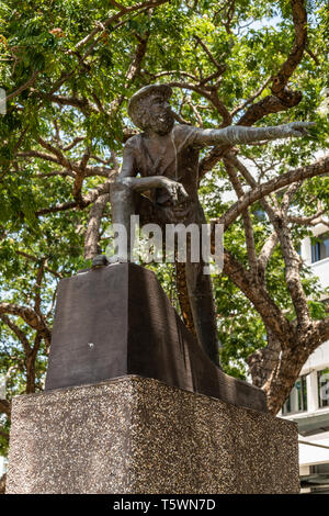 Darwin Australie - 22 Février 2019 : statue de John McDouall Stuart dans de petits Raintree Park et Knuckey Street sous les arbres. Explorer s'est rendu sur Banque D'Images
