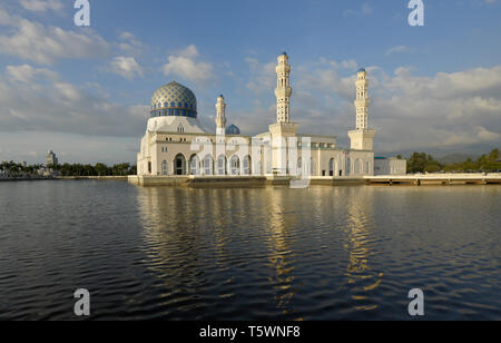 Mosquée de la ville, sur la baie de Likas Kota Kinabalu, Sabah (Bornéo), Malaisie Banque D'Images