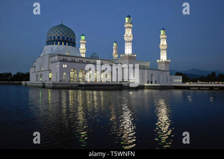 Mosquée Ville sur Likas Bay illuminée au crépuscule, Kota Kinabalu, Sabah (Bornéo), Malaisie Banque D'Images