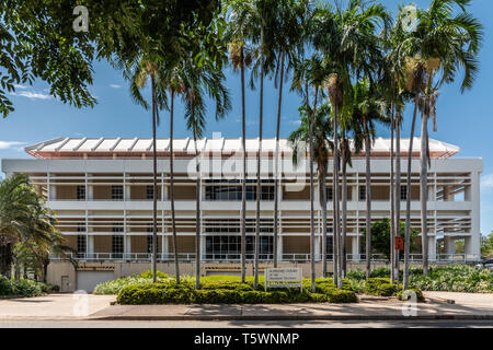 Darwin Australie - 22 Février 2019 : la Cour suprême du Territoire du Nord bâtiment derrière les palmiers est une construction moderne sous ciel bleu. Banque D'Images