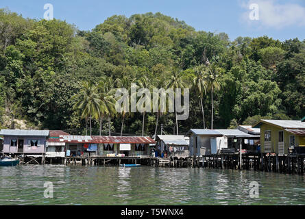 D'habitation construites sur pilotis dans la mer de Chine du Sud près de Kota Kinabalu, Sabah (Bornéo), Malaisie Banque D'Images