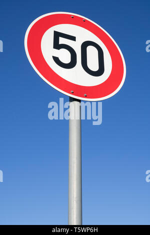 German road sign : limite de vitesse 50 km/h Banque D'Images