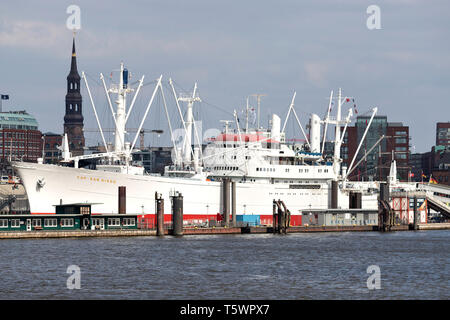 Cap San Diego à St Pauli Landungsbrücken. Cap San Diego est un général cargo, situé comme un bateau musée à Hambourg, Allemagne. Banque D'Images