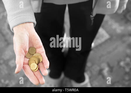 La société de personnes âgées pauvres hand of senior personne pleine de pièces de bronze sans valeur Banque D'Images