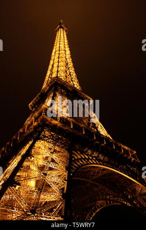 Vue sur la Tour Eiffel à Paris lit up at night Banque D'Images