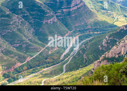 Vue imprenable sur les montagnes de Montserrat sur une journée ensoleillée à proximité de Barcelone, Catalogne, Espagne Banque D'Images