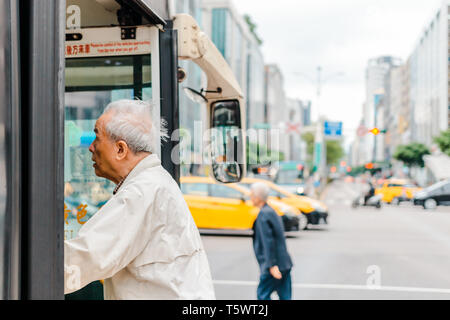 Personnes âgées en prenant un bus dans la ville de Taipei Taiwan pendant une heure de pointe du matin Banque D'Images