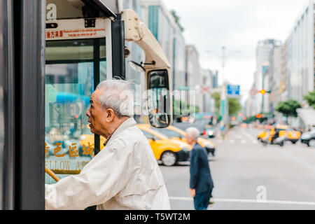 Personnes âgées en prenant un bus dans la ville de Taipei Taiwan pendant une heure de pointe du matin Banque D'Images