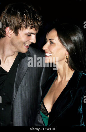 ASHTON KUTCHER ET DEMI MOORE 2003 Projection d'CharlieÕs Angels : Full Throttle Photo de John Barrett/PHOTOlink.net Banque D'Images