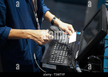 Coup de point de vente, code barre ou le code QR la numérisation avant de l'ordinateur. Banque D'Images