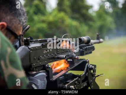 Étudiants internationaux affectés à l'Instruction pour petites embarcations de la Marine et de l'incendie de l'École de formation technique M240B machine gun de familiarisation à une gamme sur John C. Stennis Space Center, le 25 avril 2019. Les élèves participent à une patrouille de huit semaines de cours maritime côtier qui enseigne les connaissances et compétences pour exploiter des patrouilles côtières de plaisance dans une patrouille. (U.S. Navy photo de Michael Williams/libérés) Banque D'Images