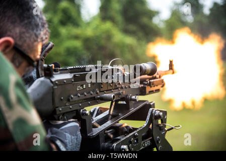 Étudiants internationaux affectés à l'Instruction pour petites embarcations de la Marine et de l'incendie de l'École de formation technique M240B machine gun de familiarisation à une gamme sur John C. Stennis Space Center, le 25 avril 2019. Les élèves participent à une patrouille de huit semaines de cours maritime côtier qui enseigne les connaissances et compétences pour exploiter des patrouilles côtières de plaisance dans une patrouille. (U.S. Navy photo de Michael Williams/libérés) Banque D'Images