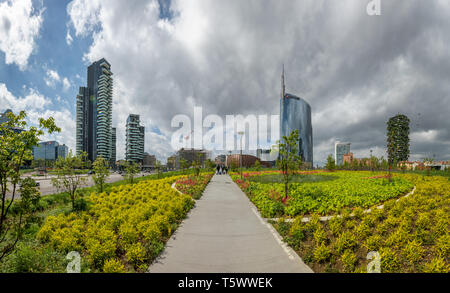 Le récemment ouvert Parc 'Biblioteca degli alberi' à Milan. Dans l'arrière-plan l'Unicredit et Bosco verticale de gratte-ciel. Italie Banque D'Images