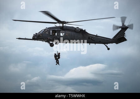 Pararescuemen affecté à la 38e Escadron de sauvetage (RQ), sont hissés dans un HH-60G Pave Hawk, le 25 avril 2019, à Eufaula, Alabama) aux 41e et 38e de formation aux opérations de l'eau menée QR qui inclus des canard et vivre d'autres méthodes d'extraction et de recherche. La 41e RQS maintient l'état prêt au combat comme un HH-60G personnel recovery squadron. Cet escadron est spécialisé dans le sauvetage de combat des équipages abattus en utilisant des lunettes de vision de nuit, faible niveau de formation, ravitaillement en vol et de survivant de récupération. Les membres affectés à l'escadron de mobiliser rapidement, à déployer et à utiliser pour fournir des temps de paix et de combat Banque D'Images