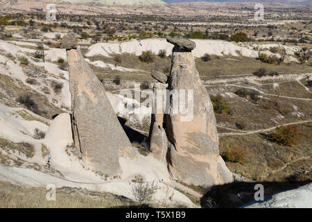 Trois belles cheminées de fées à Urgup Nevsehir Cappadoce, Ville, Ville, Turquie Banque D'Images