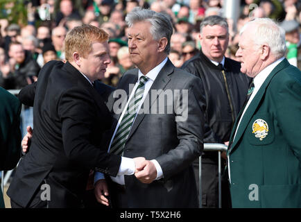 Gestionnaire celtique Neil Lennon (à gauche) avec la chef de la direction Peter Lawwell après dépôt d'une couronne à l'Billy McNeill statue avant le championnat écossais de Ladbrokes match à Celtic Park, Glasgow. Banque D'Images