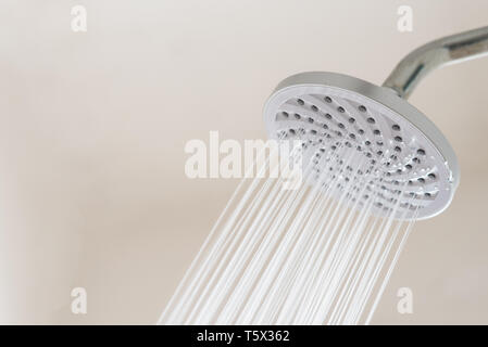 Gros plan d'une tête de douche à l'eau courante. concept de soins et d'hygiène Banque D'Images