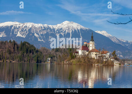 Le lac de Bled contre snowy mountain peaks au début du printemps. La Slovénie, Europe Banque D'Images